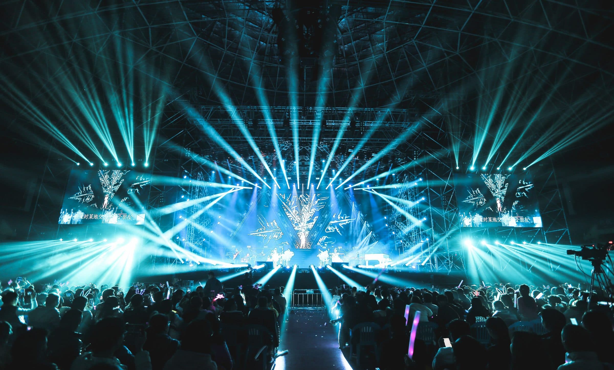Beams over a large crowd